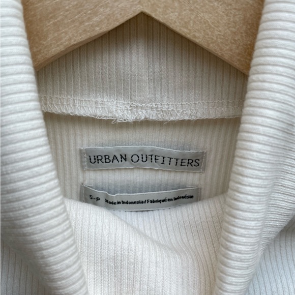 Urban Outfitters lettuce edge turtleneck - Picture 3 of 5